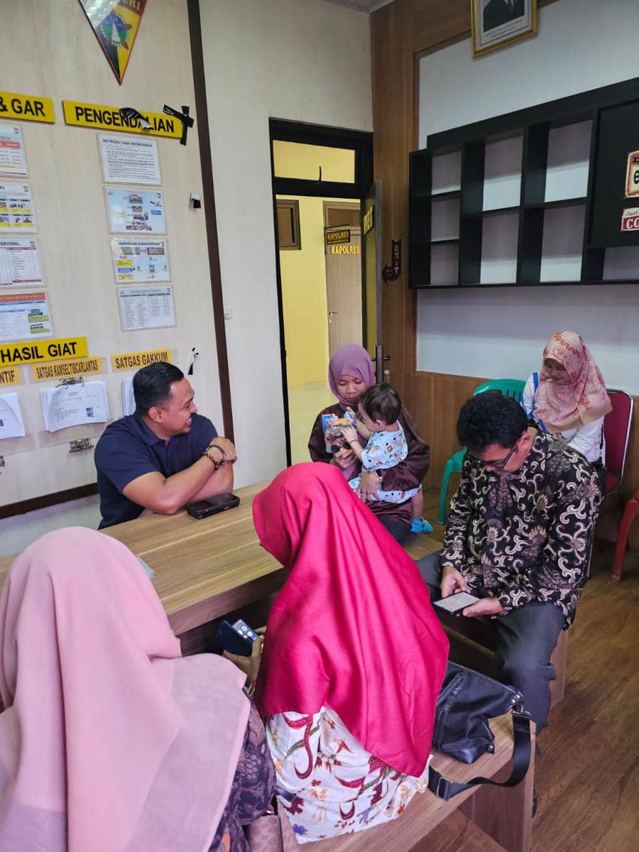 Polres Serang menyerahkan balita 17 bulan ke orang tuanya (Dok. Polres Serang)