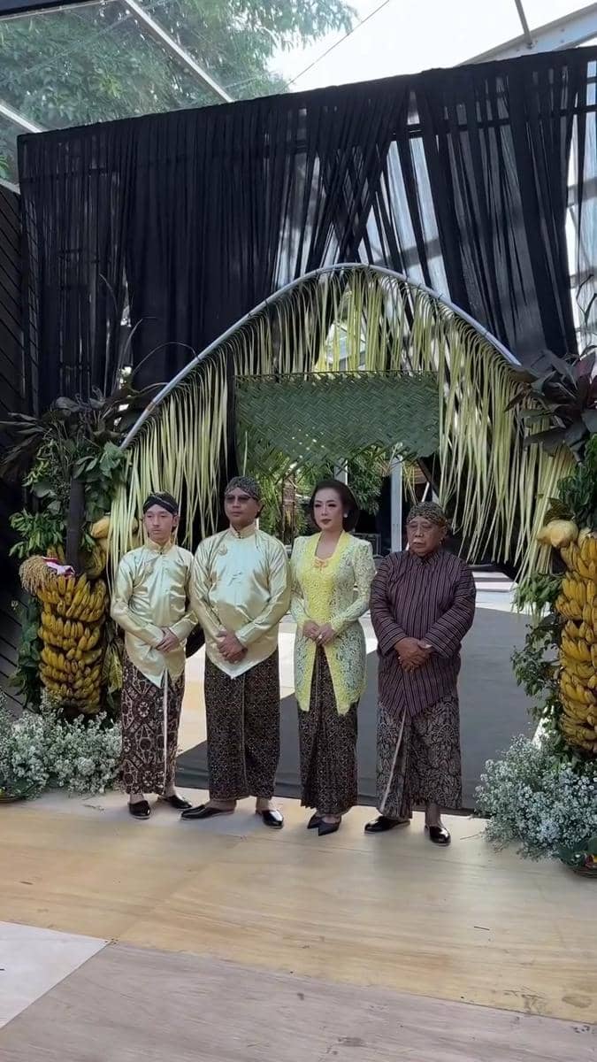gaya keluarga di siraman anak Soimah
