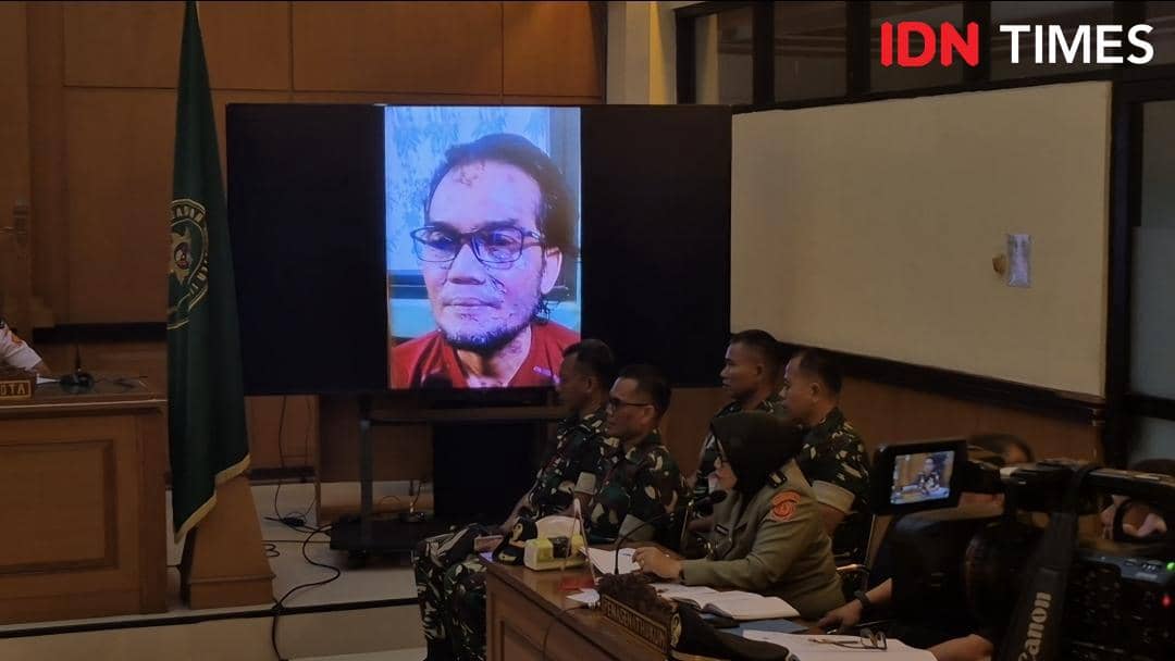 Momen Oditur Militer Tunjukkan Luka Air Keras di Wajah Penyerang Andrie Yunus