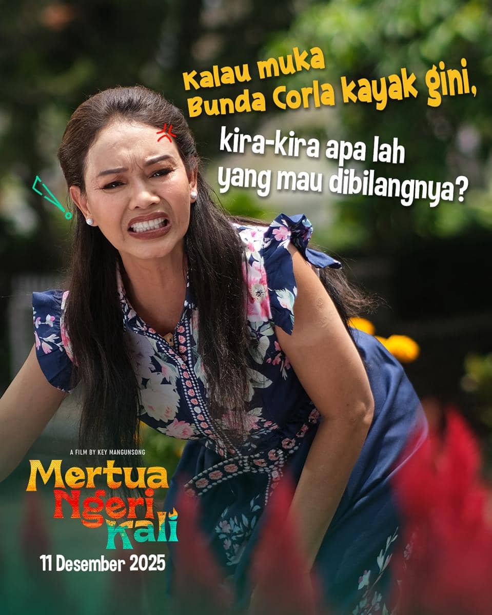 Seorang perempuan berwajah tegang mengenakan gaun bermotif bunga sedang membungkuk di luar ruangan dengan latar tanaman berwarna cerah.