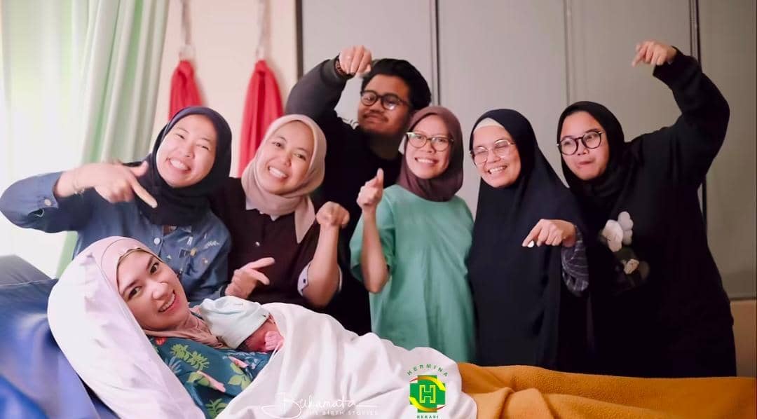 Ochi Rosdiana melahirkan anak pertama 