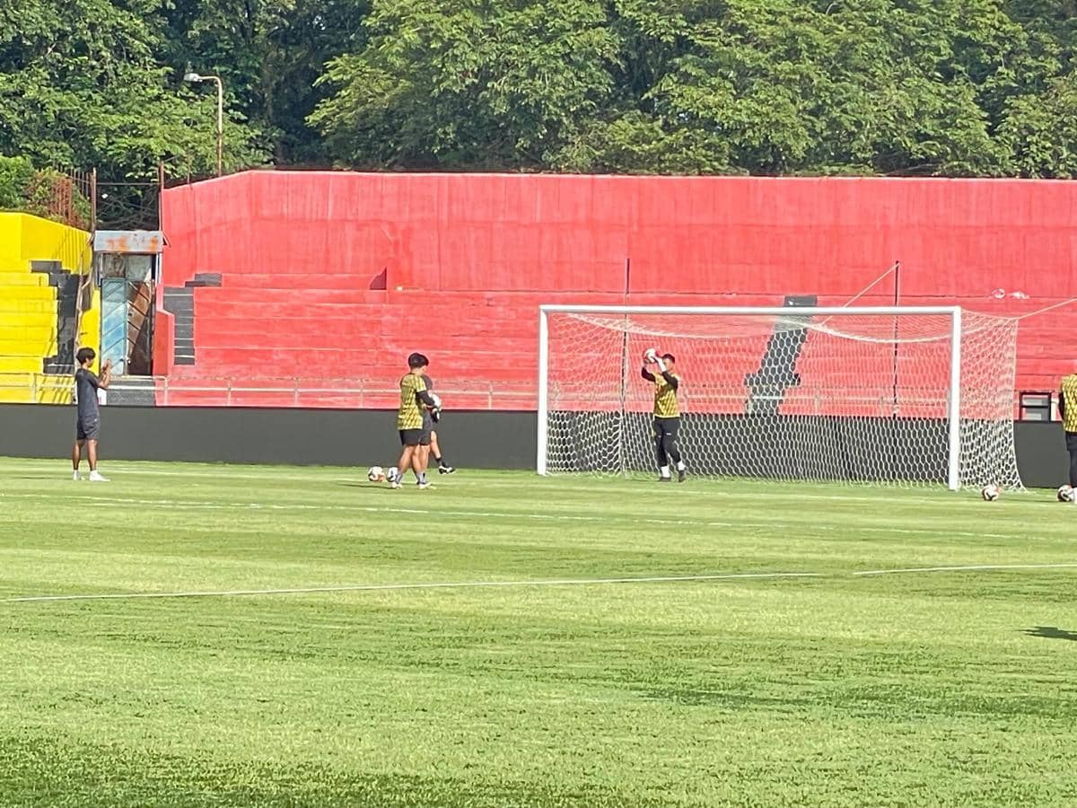 Pemain Persik Kediri latihan di Stadion H Agus Salim Padang (Foto: IDN Times/Halbert Caniago)