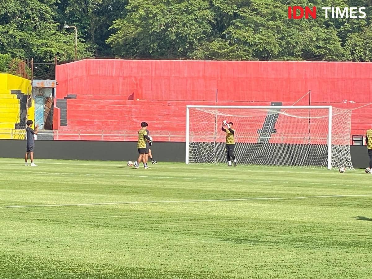 Pemain Persik Kediri latihan di Stadion H Agus Salim Padang (Foto: IDN Times/Halbert Caniago)