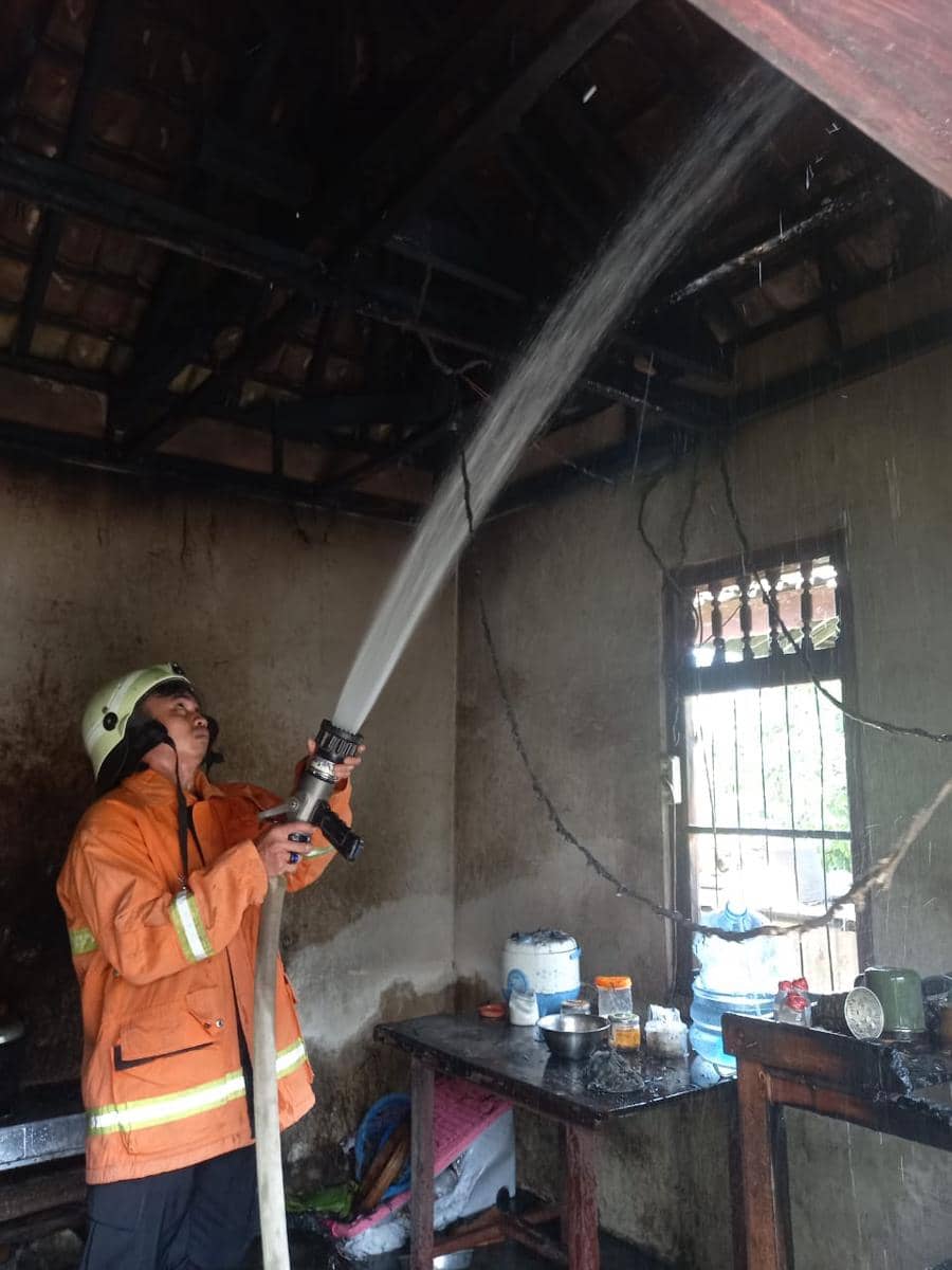 Dapur Pedagang Pasar di Jembrana Terbakar Akibat Korsleting