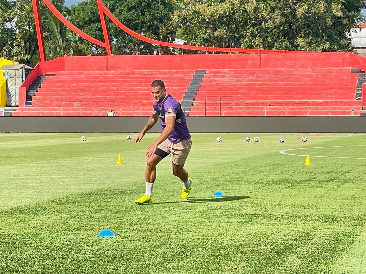 Pemain Persik Kediri latihan di Stadion H Agus Salim Padang (Foto: IDN Times/Halbert Caniago)