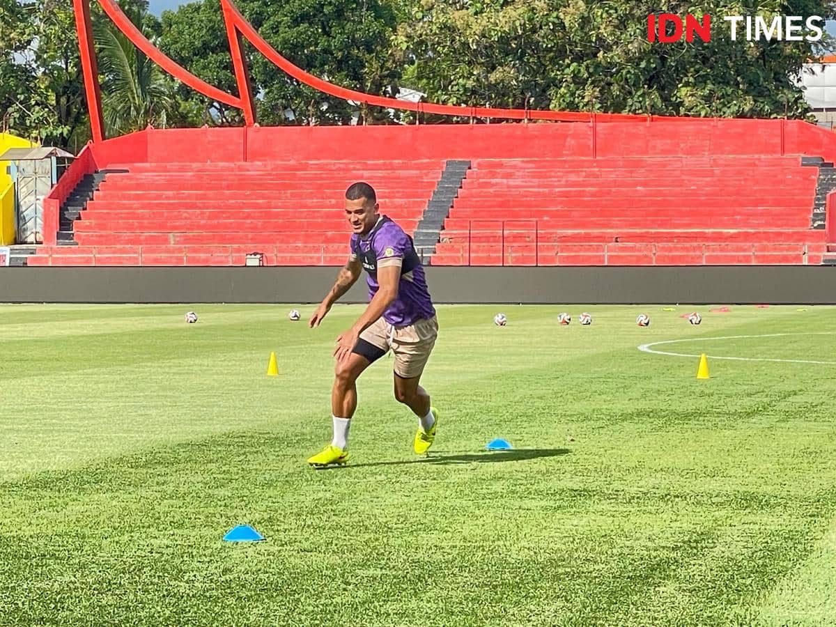 Pemain Persik Kediri latihan di Stadion H Agus Salim Padang (Foto: IDN Times/Halbert Caniago)