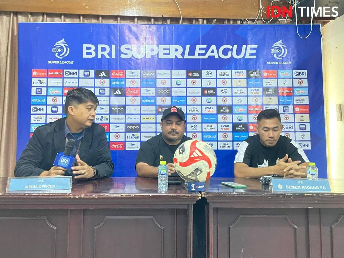 Pelatih Semen Padang FC, Imran Nahumaruri (tengah) saat konferensi Pers jelang pertandingan (Foto: IDN Times/Halbert Caniago)