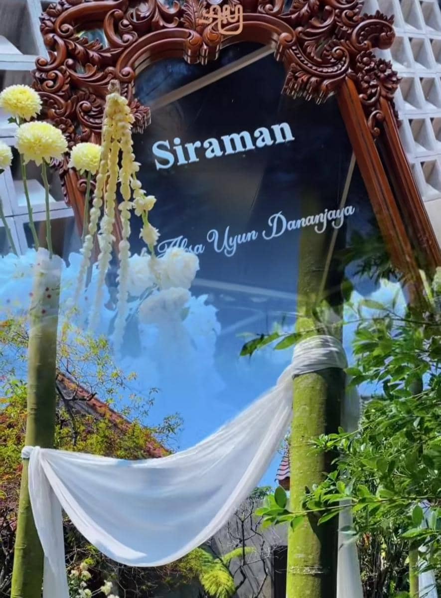 Dekorasi siraman Aksa Uyun anak Soimah