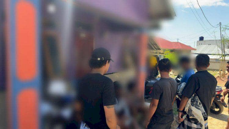 Petugas Polres Manggarai Barat melakukan penggerebekan dan penangkapan pengguna narkoba di sebuah rumah di Labuan Bajo.