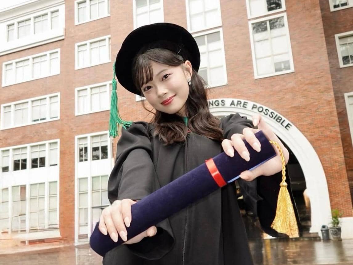 7 Potret Fiony JKT48 Wisuda S1, Kini Siap 10 ribu Kali Show!