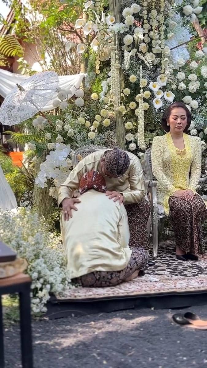 gaya keluarga di siraman anak Soimah