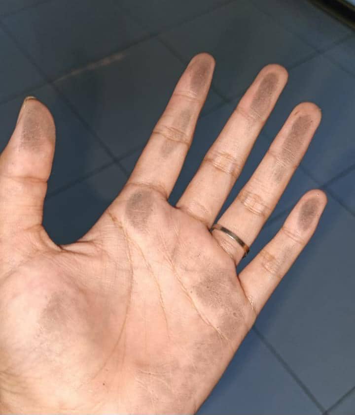 Salah satu warga menunjukan debu di rumahnya akibat cemaran pabrik (Dok. Istimewa/warga)