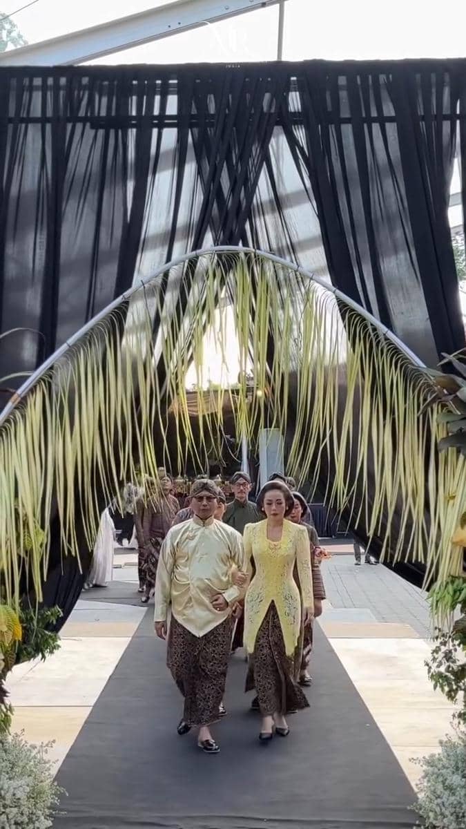 gaya keluarga di siraman anak Soimah