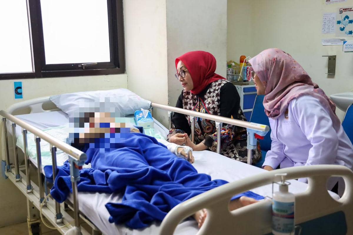 Menteri Pemberdayaan Perempuan dan Perlindungan Anak (PPPA) Arifah Fauzi menjenguk PRT yang diduga jadi korban kekerasan di Bendungan Hilir.
