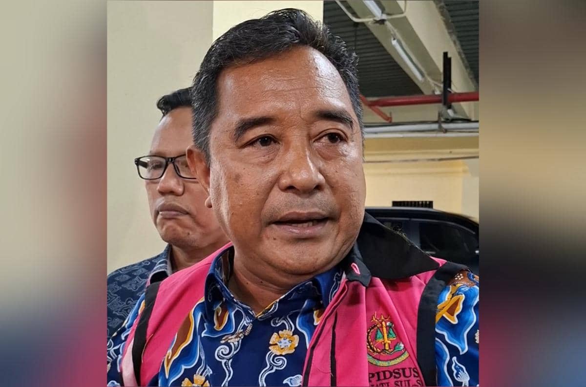 Bahtiar Baharuddin, eks Pj Gubernur Sulawesi Selatan, tiba di Kejati Sulsel sebagai tersangka dugaan korupsi bibit nanas.