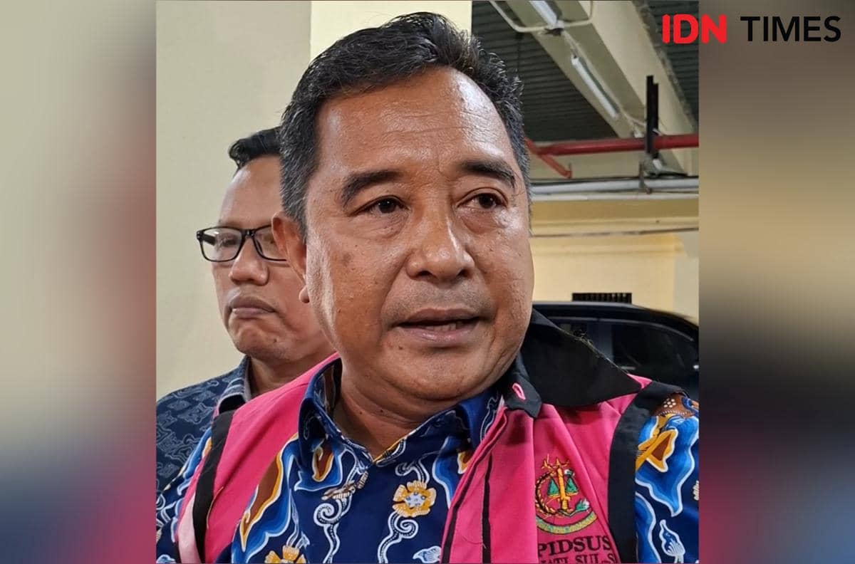 Eks Penjabat (Pj) Gubernur Sulawesi Selatan, Bahtiar Baharuddin, tersangka dugaan korupsi pengadaan bibit nanas saat tiba di Kejaksaan Tingg