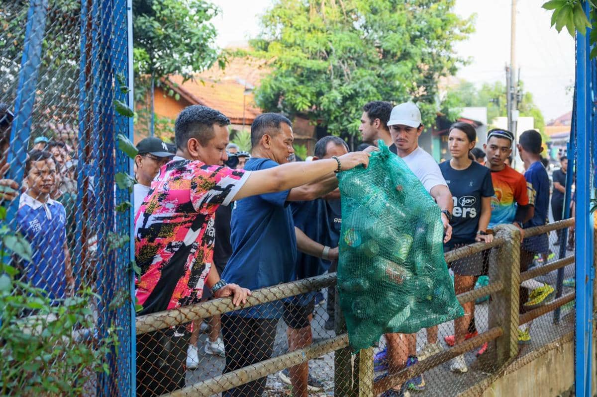 Ahmad Luthfi Bersih-Bersih Sampah Bersama Masyarakat di Run for Rivers