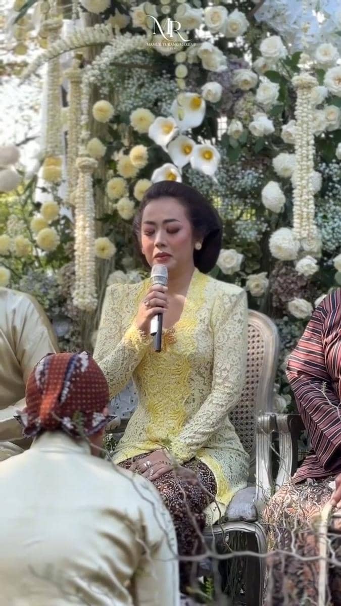 gaya keluarga di siraman anak Soimah