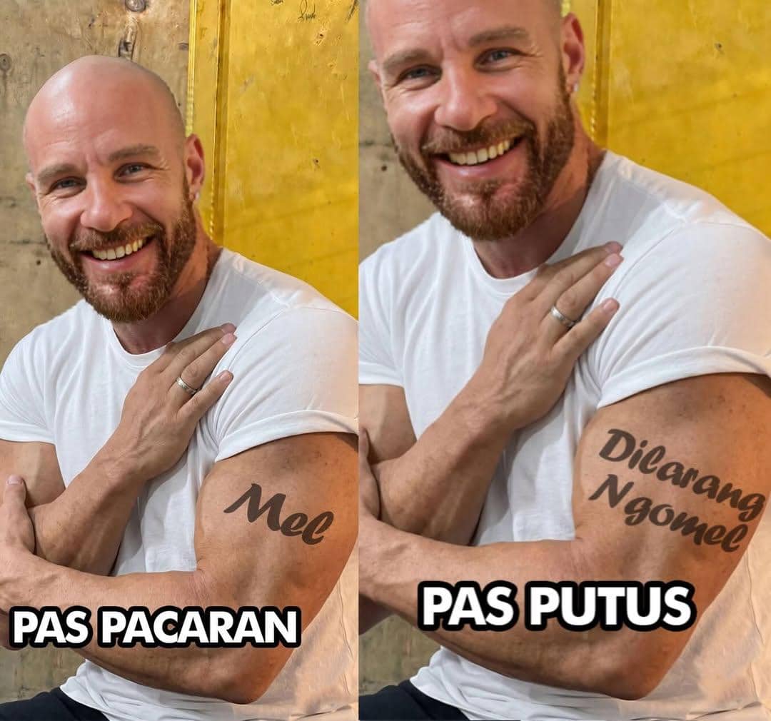 Pria berkepala plontos mengenakan kaus putih memperlihatkan tato di lengan bertuliskan berbeda antara saat pacaran dan setelah putus.