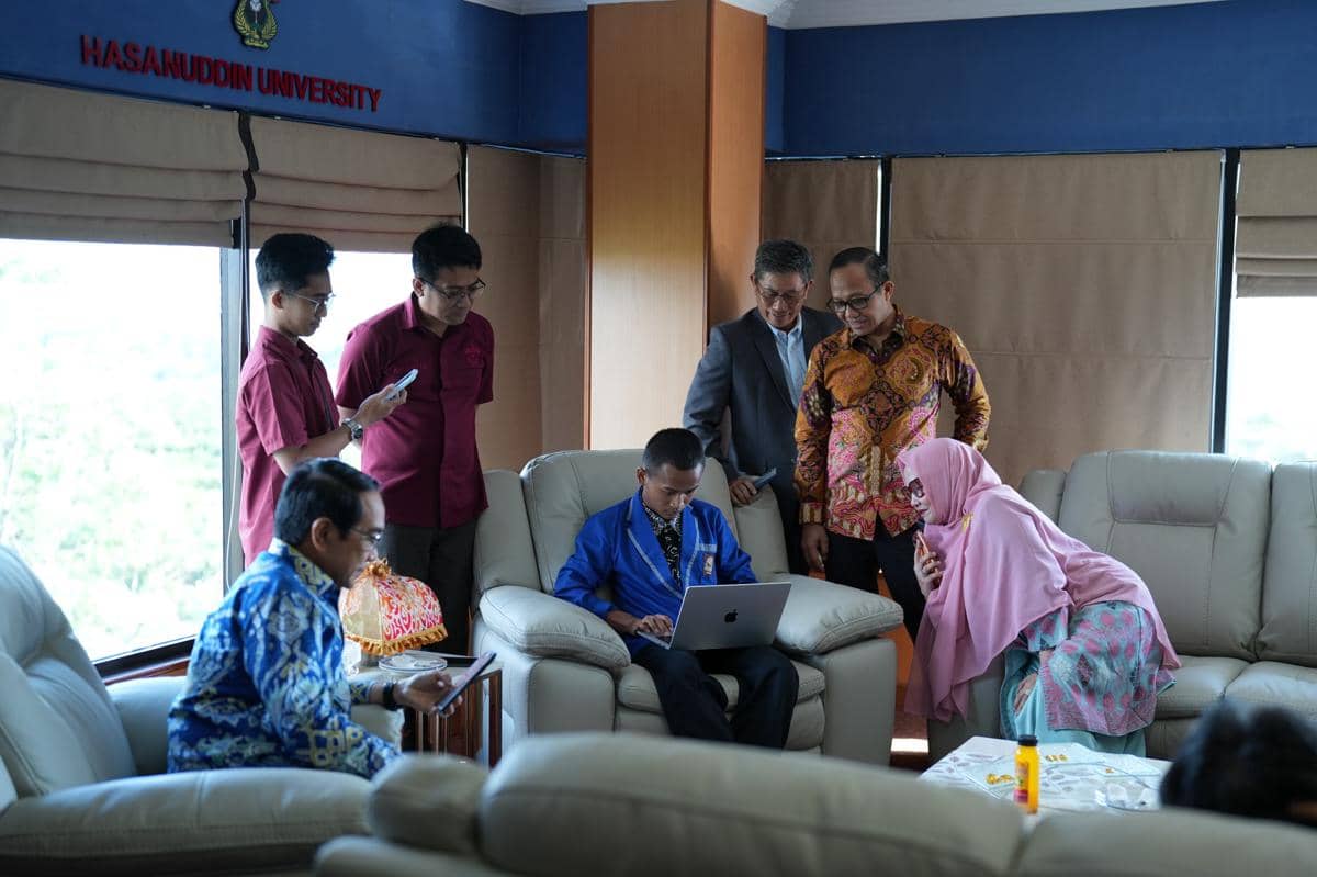 Rehan, siswa SMA Negeri 8 Pinrang yang masuk Hall of Fame NASA, resmi mendapat golden ticket kuliah di Teknik Informatika Unhas. (Dok. Unhas