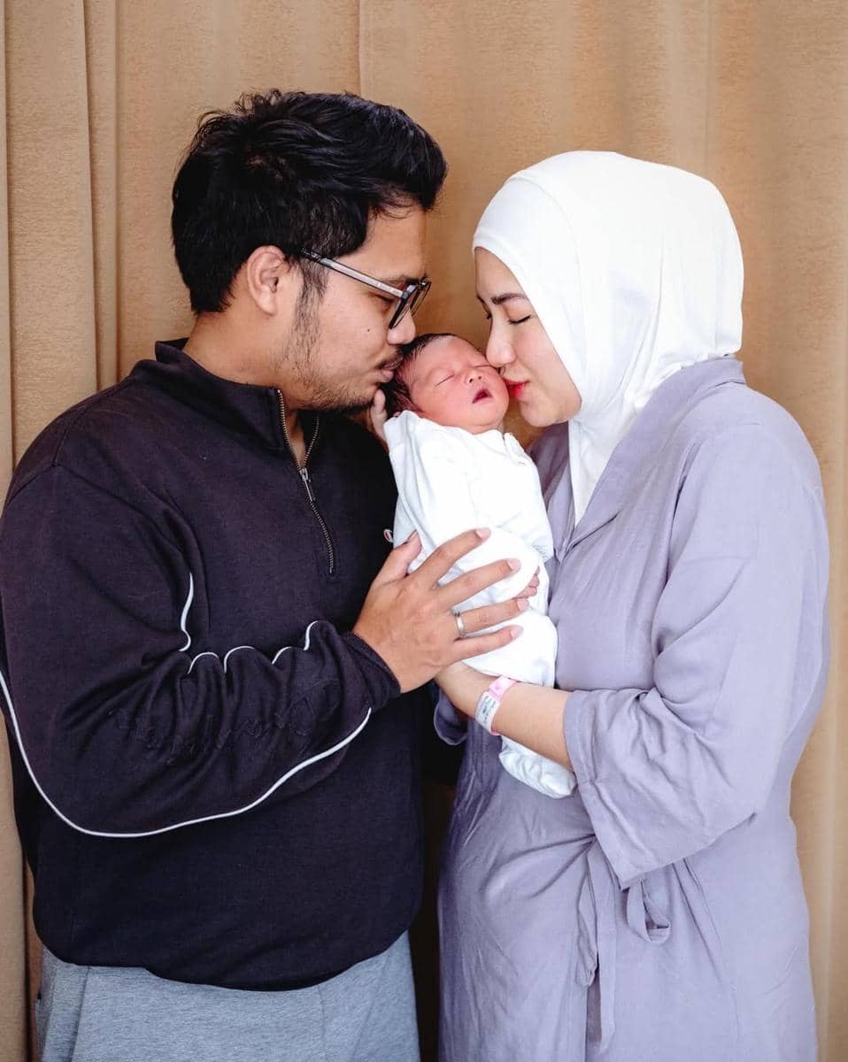 Ochi Rosdiana melahirkan anak pertama 