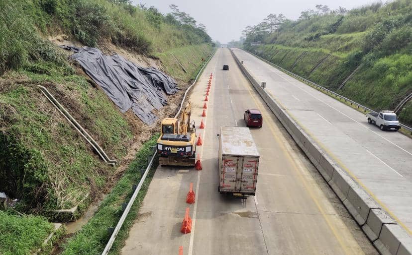 Tol Bocimi KM 72 Dibuka Lagi, Tebing Longsor Kini Ditutup Terpal
