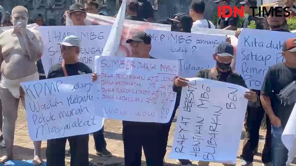 Guru Honorer Menangis di Aksi Tolak MBG Ponorogo