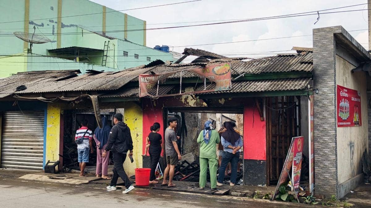 Kompor Gas Meledak, Kios Ayam Geprek di Sukabumi Ludes Terbakar 