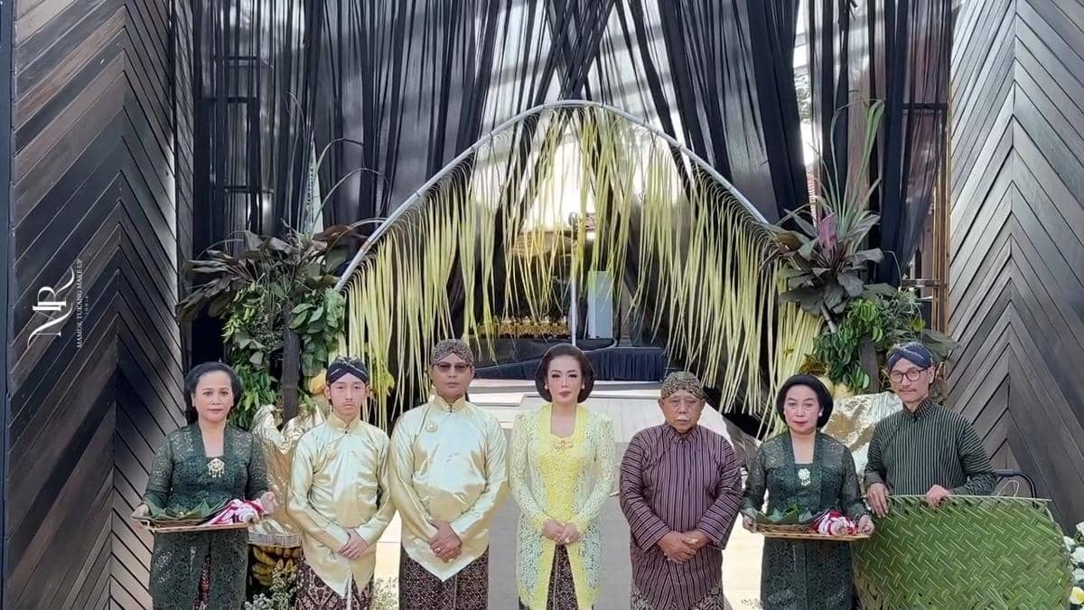 7 Gaya Keluarga di Siraman Anak Soimah yang Penuh Nuansa Jawa
