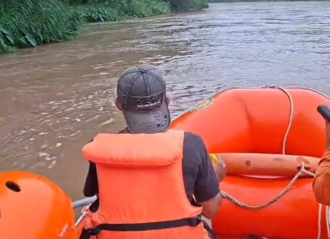 Tim SAR Palembang saat melakukan pencarian dua siswi SD yang tenggelam di Sungai Musi Empat Lawang.