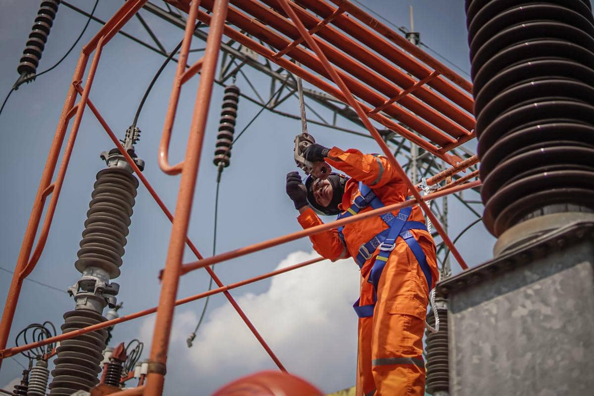 pln, pln uit, petugas pln, petugas kelistrikan