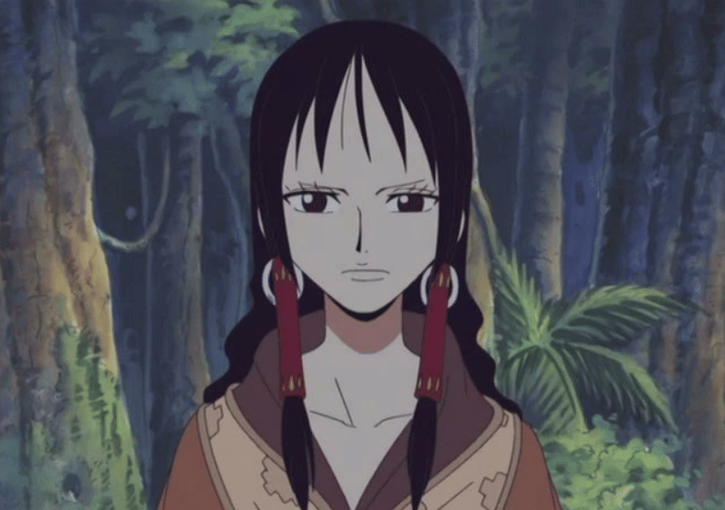 Mousse, karakter perempuan berambut hitam panjang dari anime One Piece, berdiri di tengah hutan dengan ekspresi serius.