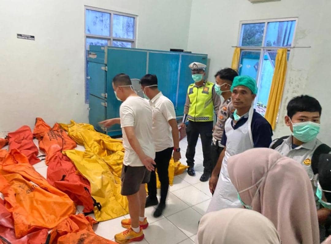 Jenazah korban kecelakaan Bus ALS saat dibawa ke Lubuk Linggau.
