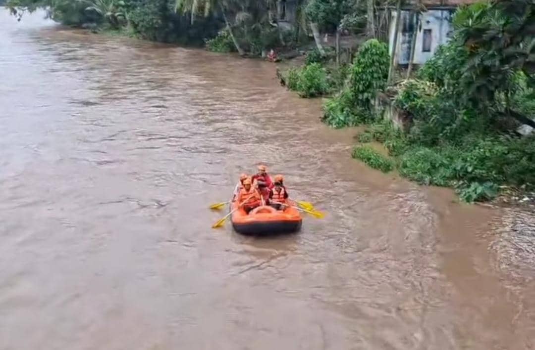 Tim SAR Palembang saat melakukan pencarian dua siswi SD yang tenggelam di Sungai Musi Empat Lawang.