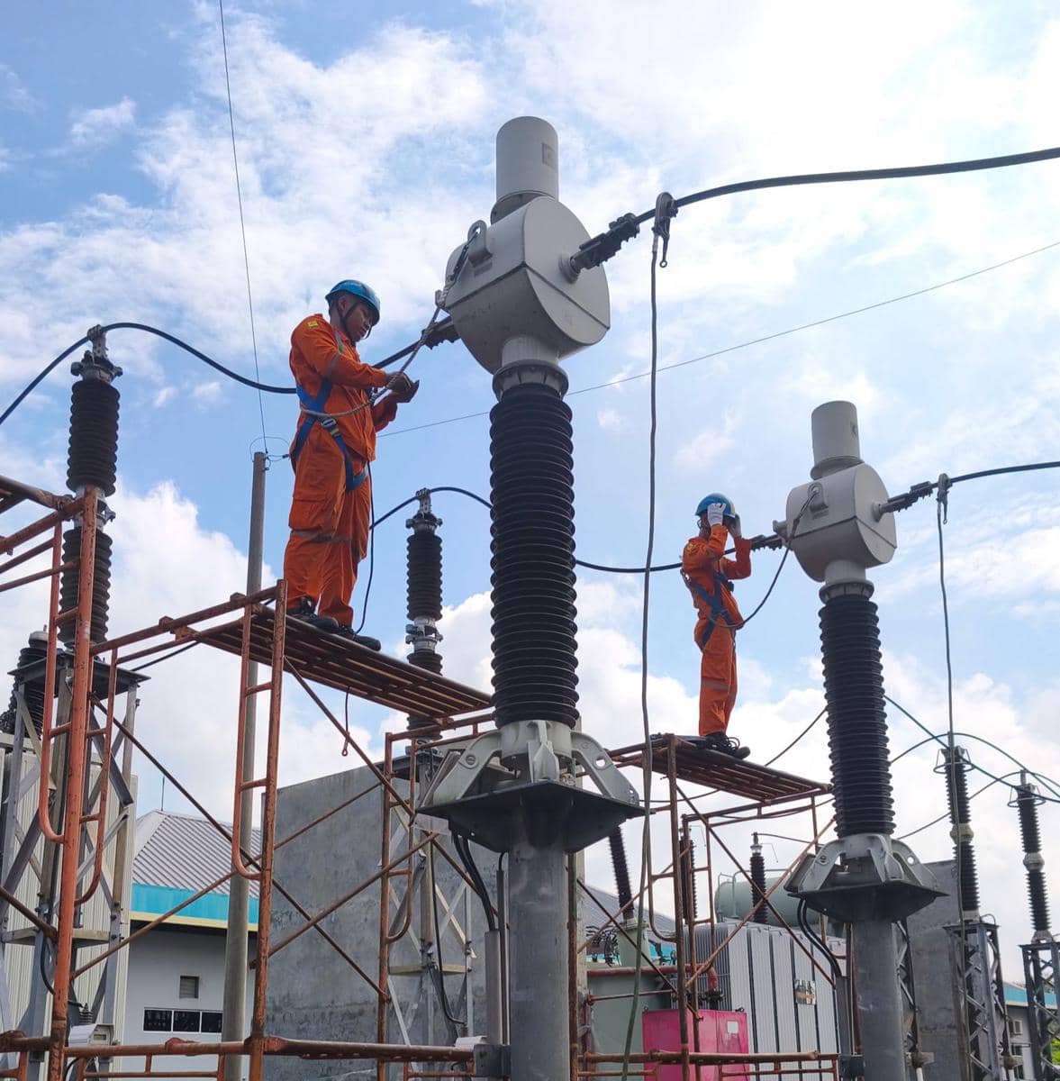 pln, pln uit, petugas pln, petugas kelistrikan