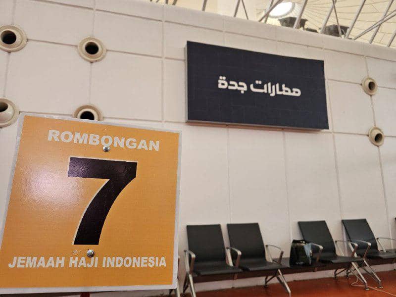 Papan bertuliskan Rombongan 7 Jemaah Haji Indonesia terlihat di area tunggu Bandara Internasional King Abdul Aziz, Jeddah.