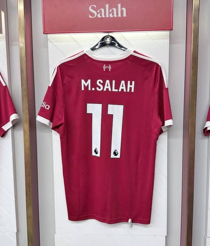 Jersey berwarna merah dengan nama M. Salah dan nomor punggung 11 tergantung di ruang ganti Stadion Anfield.