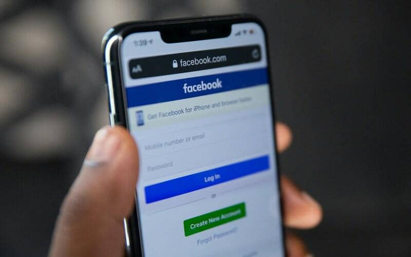 ilustrasi login akun Facebook lewat smartphone