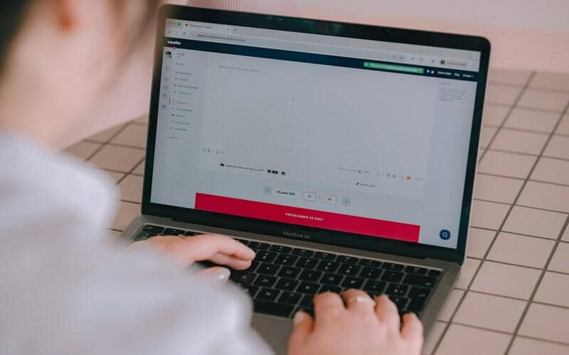 ilustrasi penjual mengisi deskripsi produk di Marketplace