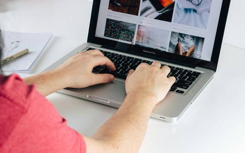 ilustrasi penjual menambahkan produk ke Marketplace