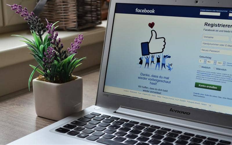 ilustrasi tampilan Facebook di laptop