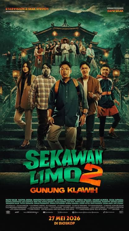 Poster film Sekawan Limo 2: Gunung Klawih menampilkan lima tokoh utama berdiri di tangga dengan latar bangunan bergaya mistis dan suasana hijau gelap.