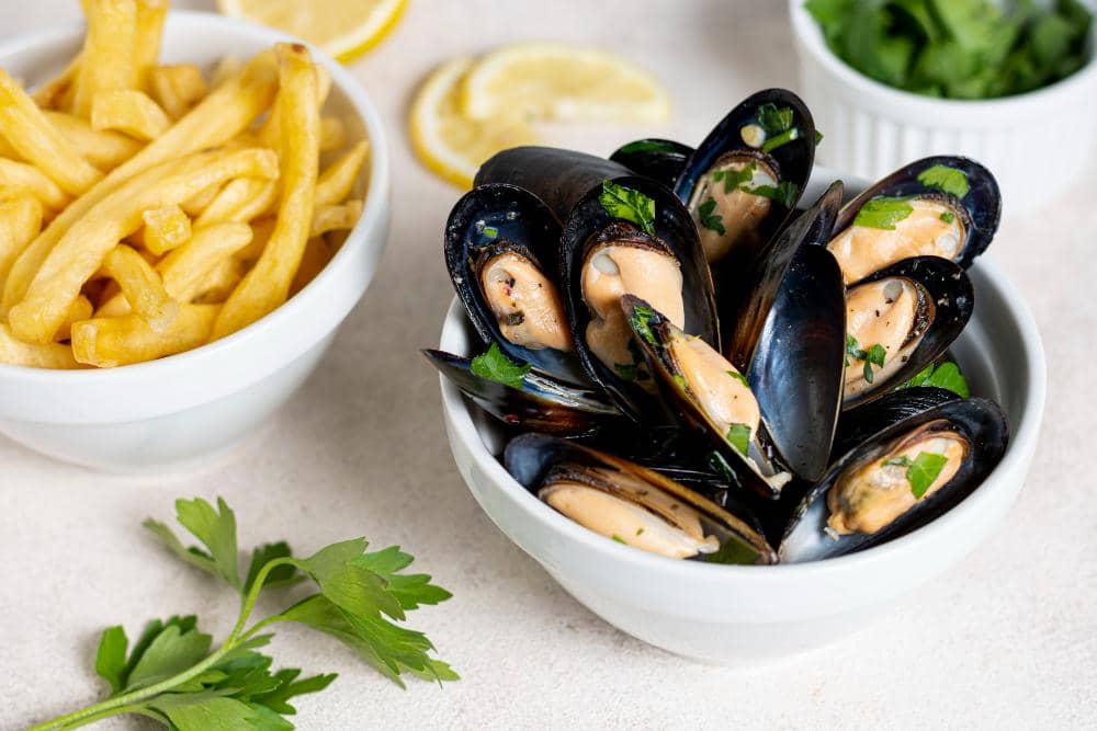 ilustrasi kerang berkuah untuk moules-frites