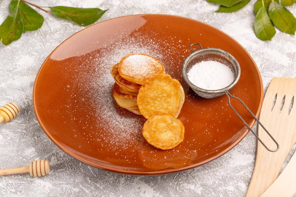 ilustrasi poffertjes dengan gula 