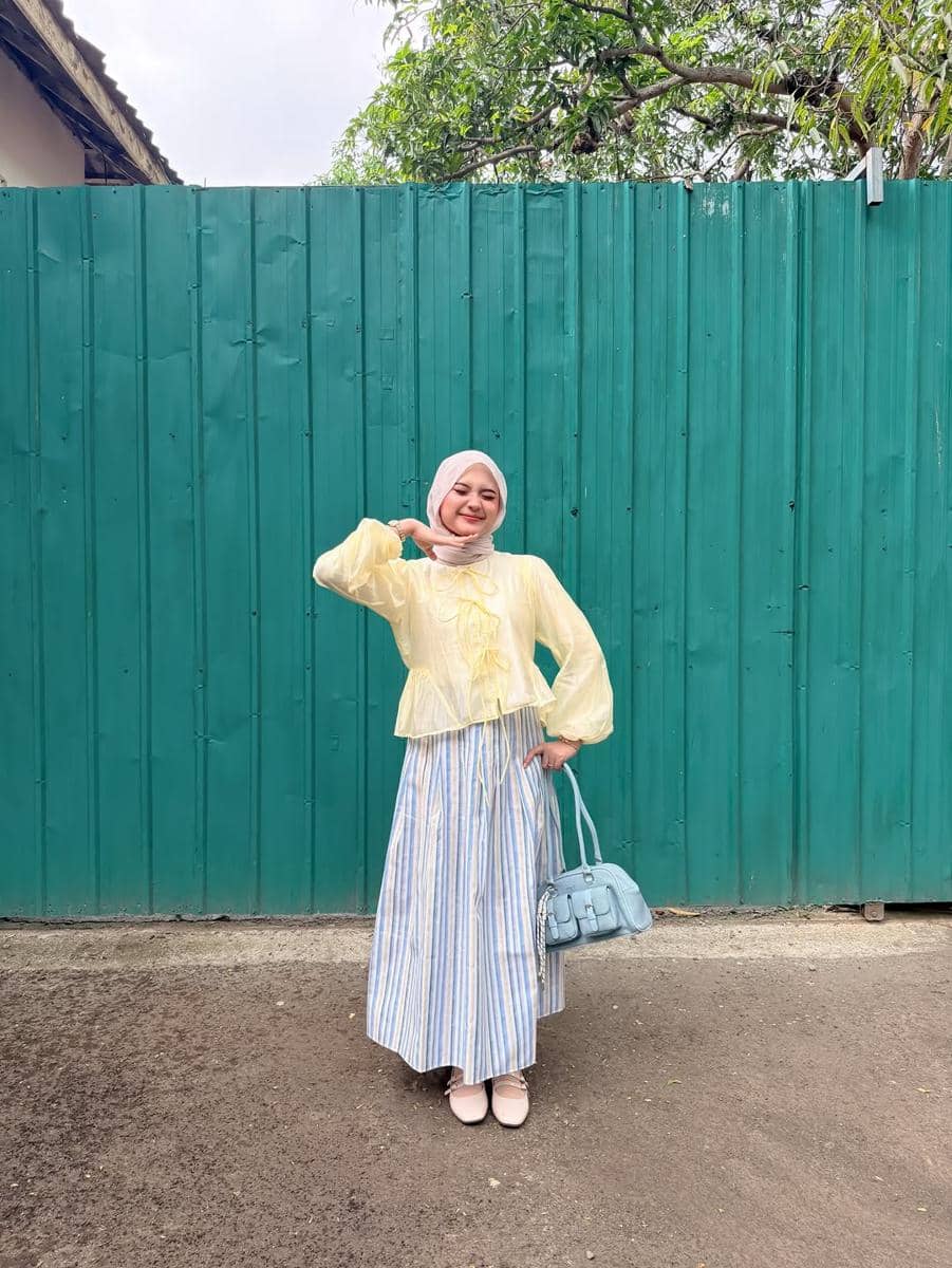 Gaya baju butter yellow ala Siska Amera