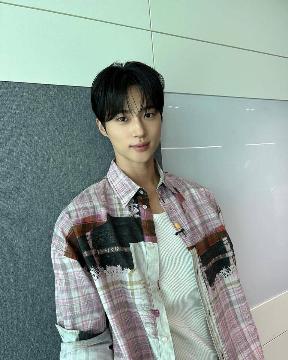 inspirasi gaya rambut pria ala Byeon Woo Seok