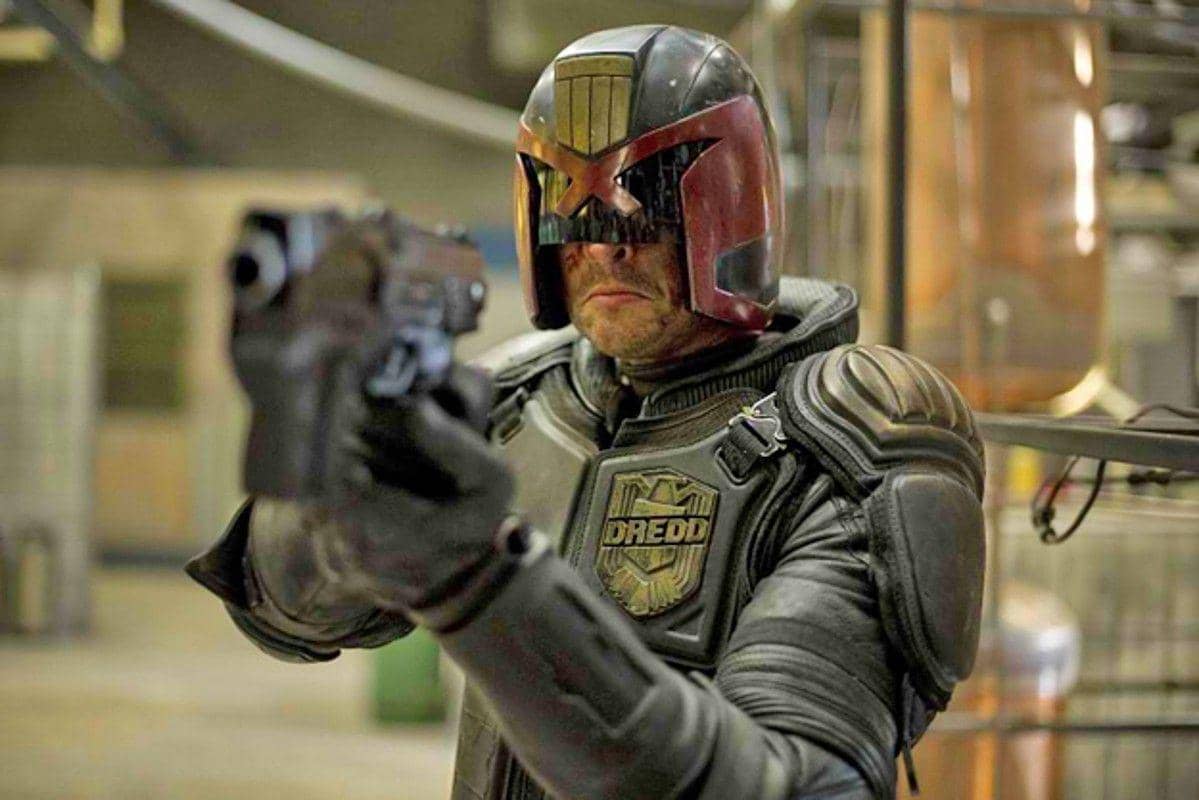 Karl Urban dalam film Dredd
