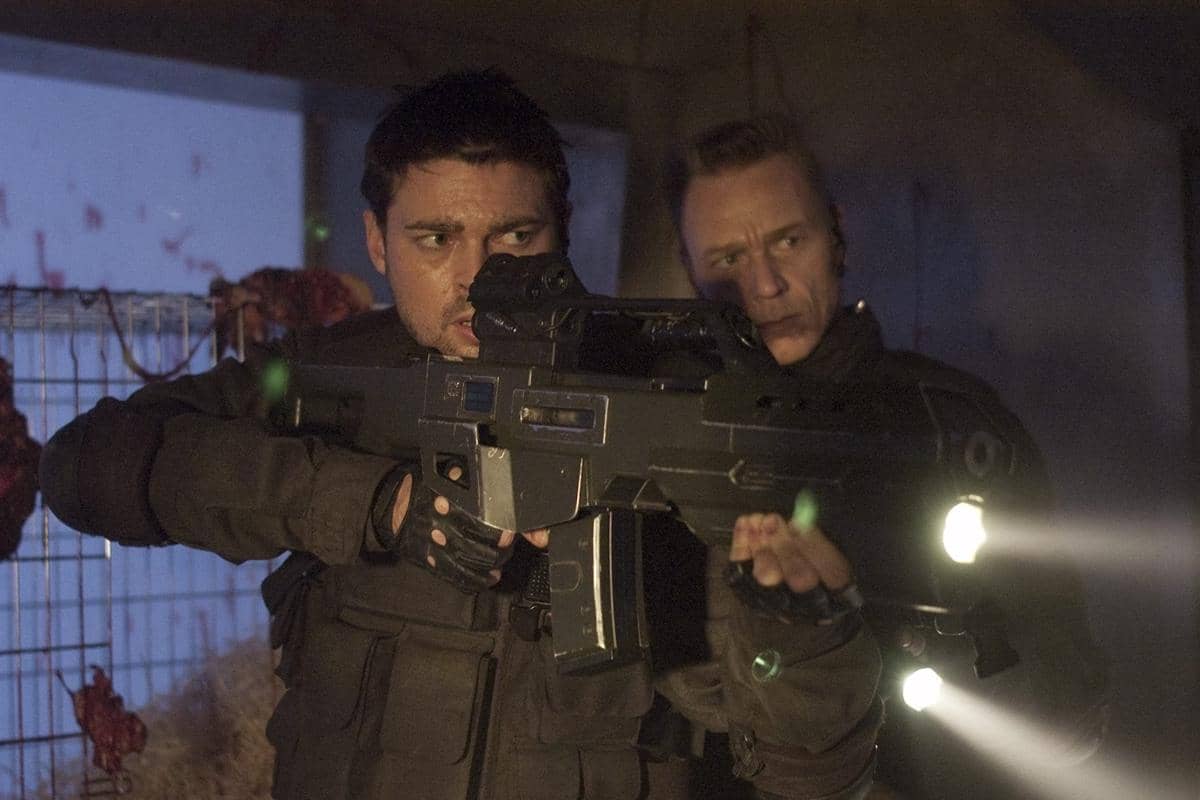 Karl Urban (kiri) dalam film Doom