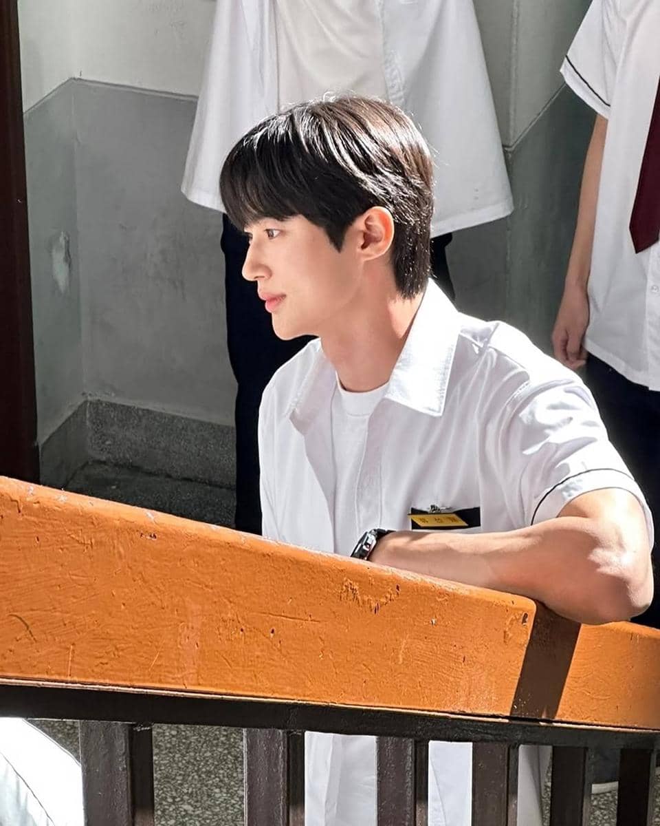 inspirasi gaya rambut pria ala Byeon Woo Seok
