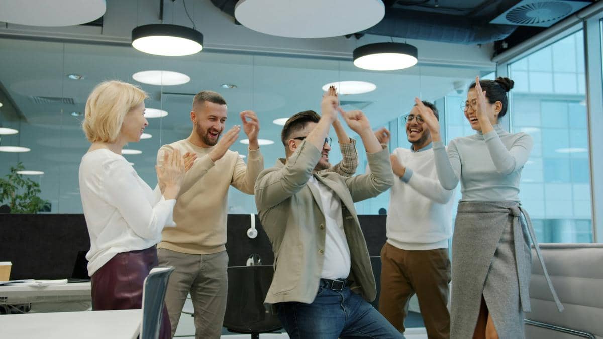 Kenapa Teman Kantor Jarang Bisa Jadi Teman Sungguhan di Luar Kerja?